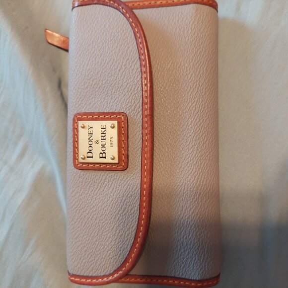 Dooney & Burke slim wallet - Picture 1 of 6